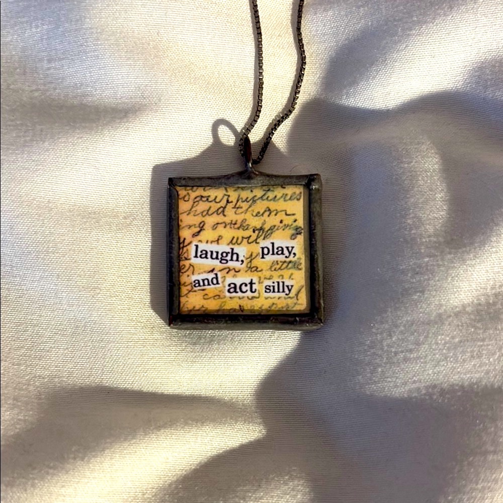 Vintage Style Pendant Necklace Jewelry - Picture 2 of 2